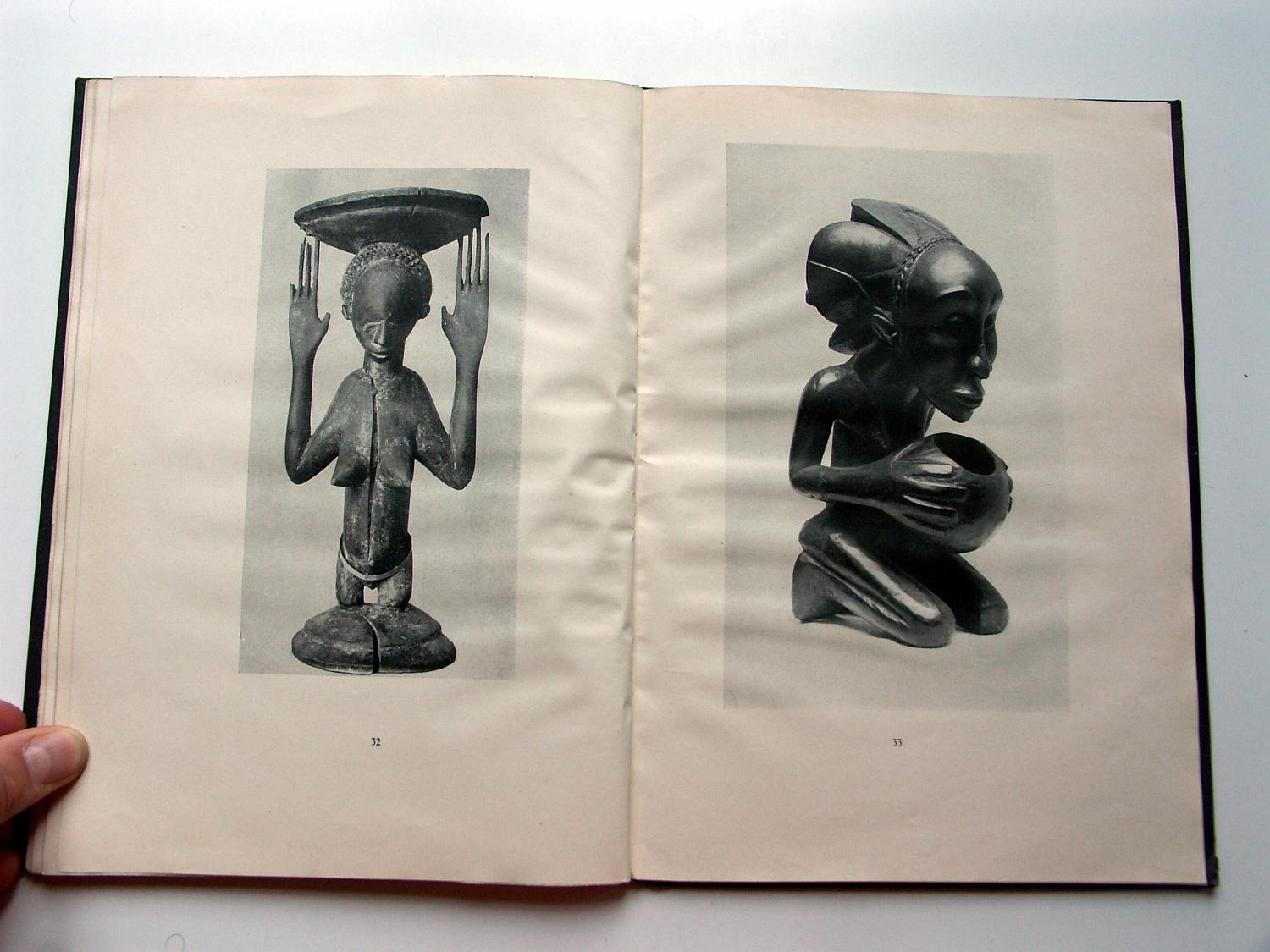 zz-eins21,s.64 32 urua (luba),holz-hocker,mfv berlin iiie6699 und 33 m